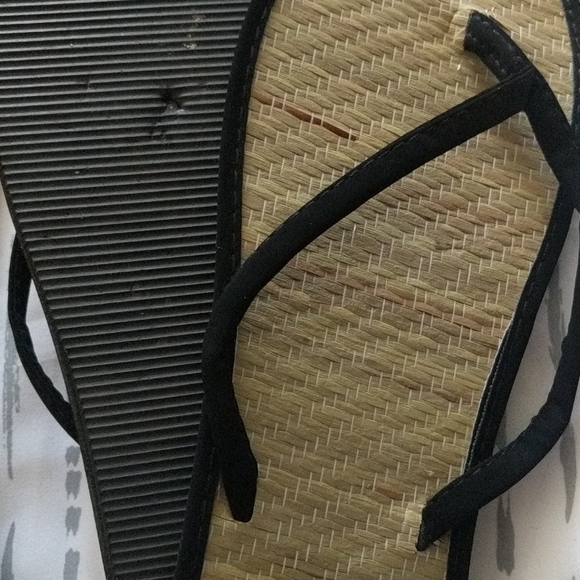 ***SOLD***Bundle flip flops - Picture 4 of 4